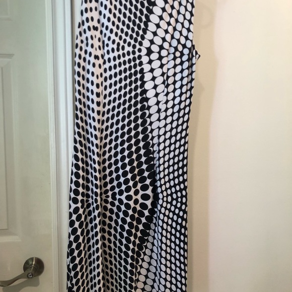 Beautiful dress. It shapes the body nicely - Picture 2 of 3